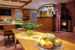 una cocina con una mesa con un bol de fruta. en Wellness Penzion Palice en Jindrichuv Hradec