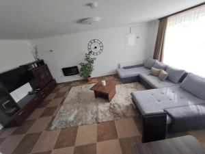 a living room with a couch and a table at Villa Rózsa Vendégház in Erdőbénye