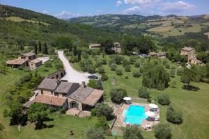 eine Luftansicht eines Anwesens mit Pool in der Unterkunft Agriturismo Tre Querce in Penna San Giovanni