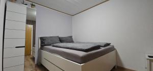 a small room with a bed in the corner at Ferienwohnung Nikolaus in Bernkastel-Kues