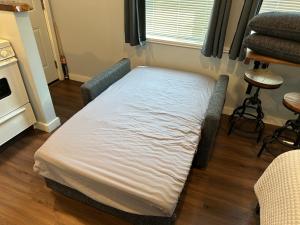 a small bed in a room with at The Hut at Deer Hollow in Three Rivers