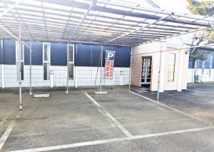 an empty parking lot in front of a parking garage at セルフプラスホテル銚子無人ホテル in Choshi
