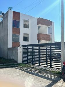 a building with a gate in front of a building at Arroyito Depto Pequeño in Tuxtla Gutiérrez