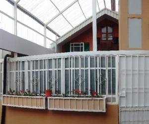 a balcony with potted plants on the side of a building at Cabaña cerca del TEC in Cartago