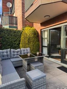 a patio with a table and stools in front of a building at Haakestrasse 1j in Dahme