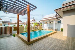 a swimming pool in the middle of a house at laboon pool villa Pranburi in Ban Nong Ban Kao