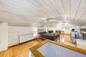 a living room with a bed in a room at Lee Valley Lodge Upper Floor in Cheshunt +2 photos