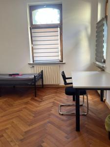 a room with a bed and a table and a window at monteur-zimmer in Dillingen an der Saar