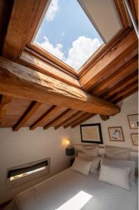 a bedroom with a bed with a large skylight at Stella21 BedandBreakfast in Modena