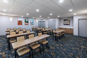 a classroom with tables and chairs in a room at Hampton Inn & Suites by Hilton Tomball Houston NW in Tomball +62 photos
