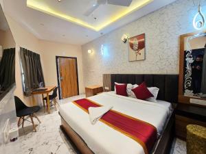 a hotel room with a large bed in a room at Motel Oracle in Debra