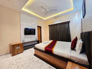 a hotel room with a bed and a tv at Motel Oracle in Debra