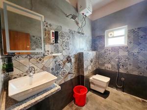 a bathroom with a sink and a toilet at Motel Oracle in Debra