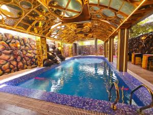 a swimming pool in a hotel with a large pool at Motel Oracle in Debra