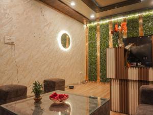 a room with a table and a green wall at The Ark Spalon Spa Gomti Nagar in Lucknow