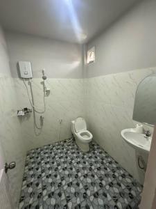 a bathroom with a shower and a toilet and a sink at HomeStay2 in Kaôh Rŭng