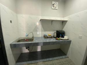 a kitchen counter with a sink in a room at HomeStay2 in Kaôh Rŭng