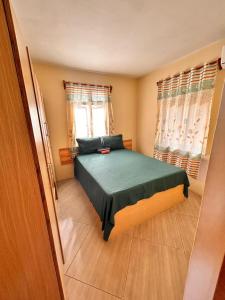 a small bedroom with a bed and a window at EcoDream Lodge in Abercrombie