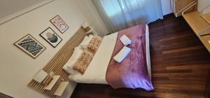 an overhead view of a bedroom with a bed and pillows at LURRA Tierra Apartamento 1 in Sopuerta