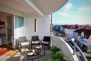 a balcony with chairs and tables on a balcony at Suite im Zentrum Süd-Balkon Parken in Bad Lippspringe