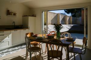 a kitchen and dining room with a table and chairs at Azur Cancale in Cancale