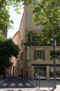 a building on the side of a street at Hôtel Jean XXII in Cahors