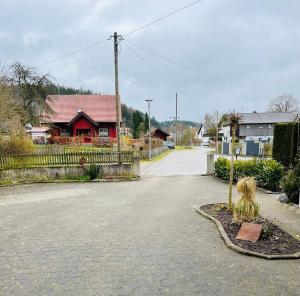 a street with a small tree in the middle at Auszeit im Grünen, ideal für Ausflüge ins Legoland, Allgäu oder Skylinepark in Waltenhausen