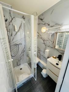 ein Badezimmer mit Dusche und Badewanne in der Unterkunft Hôtel OpalOriental Boulogne Sur Mer - gare ville et centre in Boulogne-sur-Mer + 103 Fotos