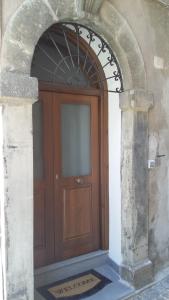 a large wooden door in a building with an archway at Appartamento Clementini in Orvieto