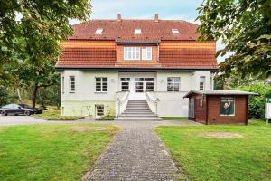 a large white house with a red roof at Monteurzimmer Jerichow in Jerichow
