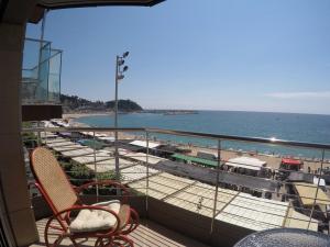 balcón con sillas y vistas a la playa en Aiguaneu Sa Palomera, en Blanes