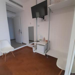 a room with a white desk and a white chair at L'Attico di Matilde in Syracuse +50 photos