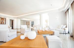 Uma área de estar em The George Hotel Mykonos