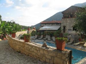 Bazén v ubytovaní Stone Village Hotel Apartments alebo v jeho blízkosti