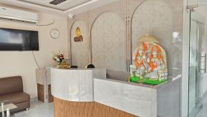 a lobby with a statue in a room at Hotel Panchvati in Durgāpur