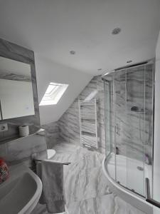 a bathroom with a shower and a sink and a tub at RS Zimmervermietung in Zülpich
