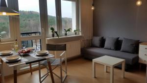 un soggiorno con tavolo e divano di Apartament Bryza a Sopot