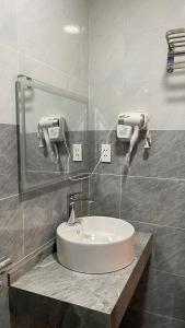 a bathroom with a sink and a mirror at LoLo Hideaeay in Dồng Văn