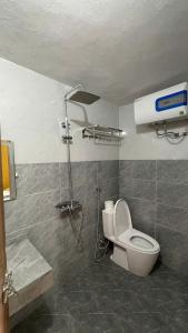 a bathroom with a toilet and a shower stall at LoLo Hideaeay in Dồng Văn