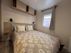 a bedroom with a bed with yellow and white flowers at casa Laetitia in Lège-Cap-Ferret +26 photos