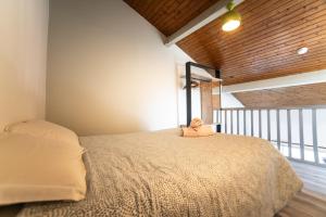 a bedroom with a bed in a room at Le Donjon - Agréable T2 centre ville - parking gratuit 2 min - in Mont-de-Marsan
