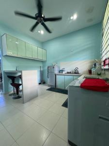 a kitchen with a ceiling fan in a room at De Chempedak Homestay in Kampong Jarak