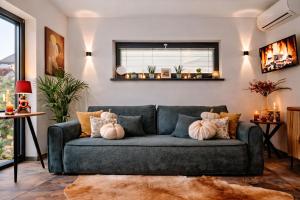 a living room with a couch with pumpkins on it at Záhradný domček pri Slovenskom raji in Smižany