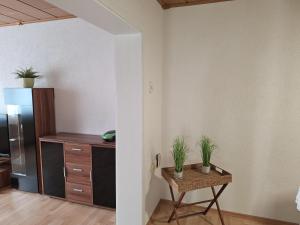 a room with a desk and a table with potted plants at Ferienwohnung „Prims“ in Wadern