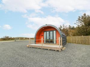 ein kleines orange-graues kuppelförmiges Haus mit Veranda in der Unterkunft Keith in Stranraer