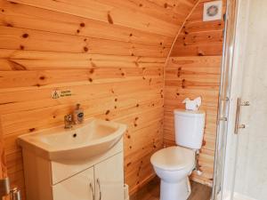 ein Badezimmer mit Toilette und Waschbecken in der Unterkunft Keith in Stranraer + 7 Fotos