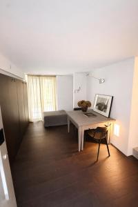 a living room with a desk and a bed in a room at R Platano House in Como