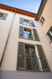 a building with windows and shutters on it at R Platano House in Como