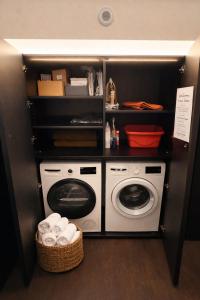 a laundry room with a washer and dryer at R Platano House in Como