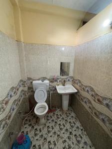 a bathroom with a toilet and a sink at Naimisharanya Ganpati dham in Naimishāranya